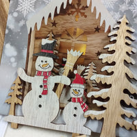 miniature bamboline pupazzi di neve e casette natalizie luminose in legno fai da te Villaggio Natale con alberelli porte finestre lucine led kit da incollare uso vetrine e lavoretti bambini creativi