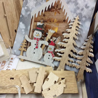bambola pupazzo di neve e casette natalizie luminose in legno fai da te Villaggio Natale con alberelli porte finestre lucine led kit da incollare miniature nordiche