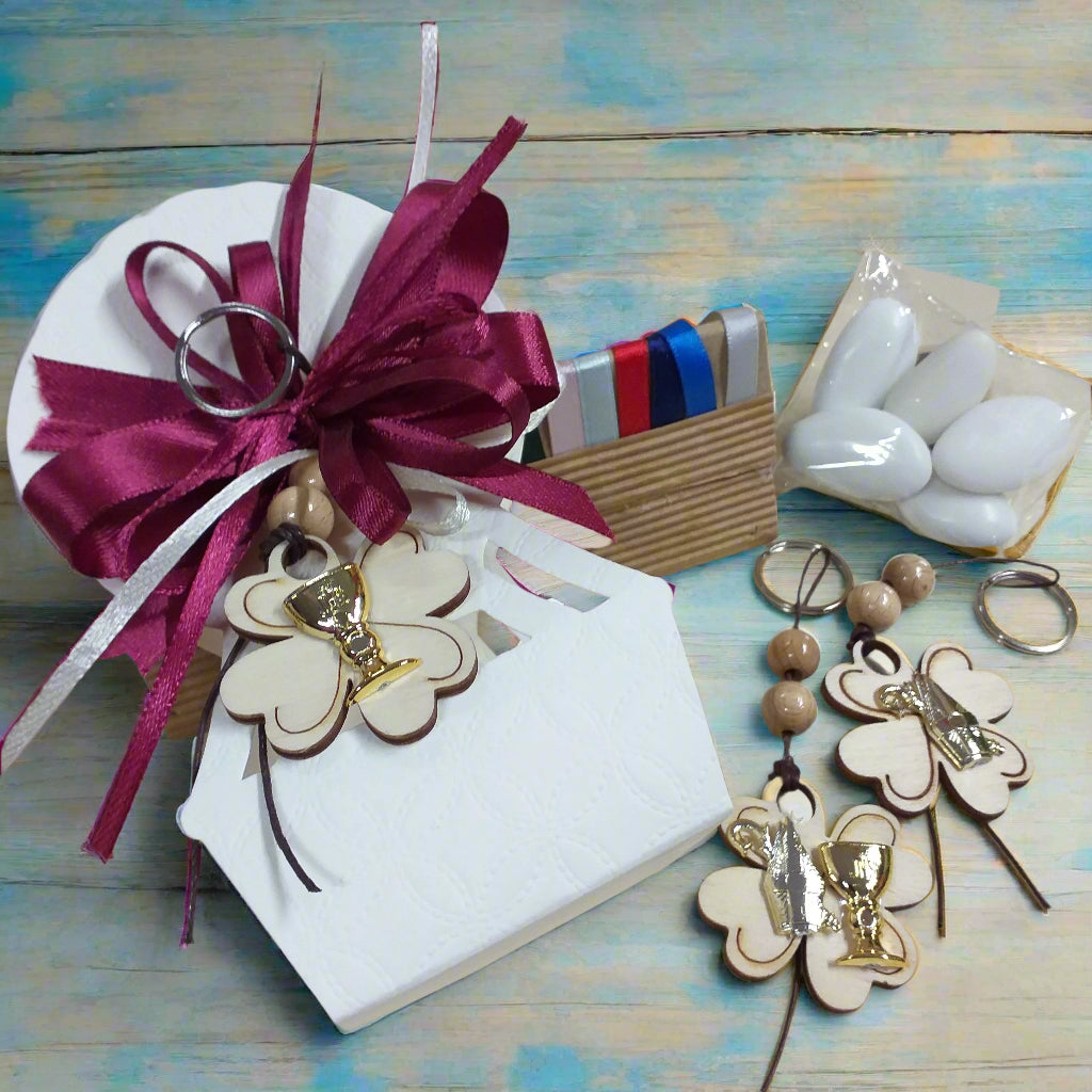 coccarda bordò scatolina portaconfetti bomboniera mongolfiera bianca confezionata confetti bigliettino portachiavi legno portafortuna quadrifoglio simboli Prima Comunione Santa Cresima entrambi Calice Mitria colori  nastrini