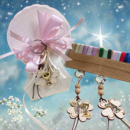 femminuccia bambina coccarda rosa e scatolina portaconfetti bomboniera mongolfiera bianca confezionata confetti bigliettino portachiavi legno portafortuna quadrifoglio simboli Prima Comunione Santa Cresima entrambi Calice Mitria colori  nastrini