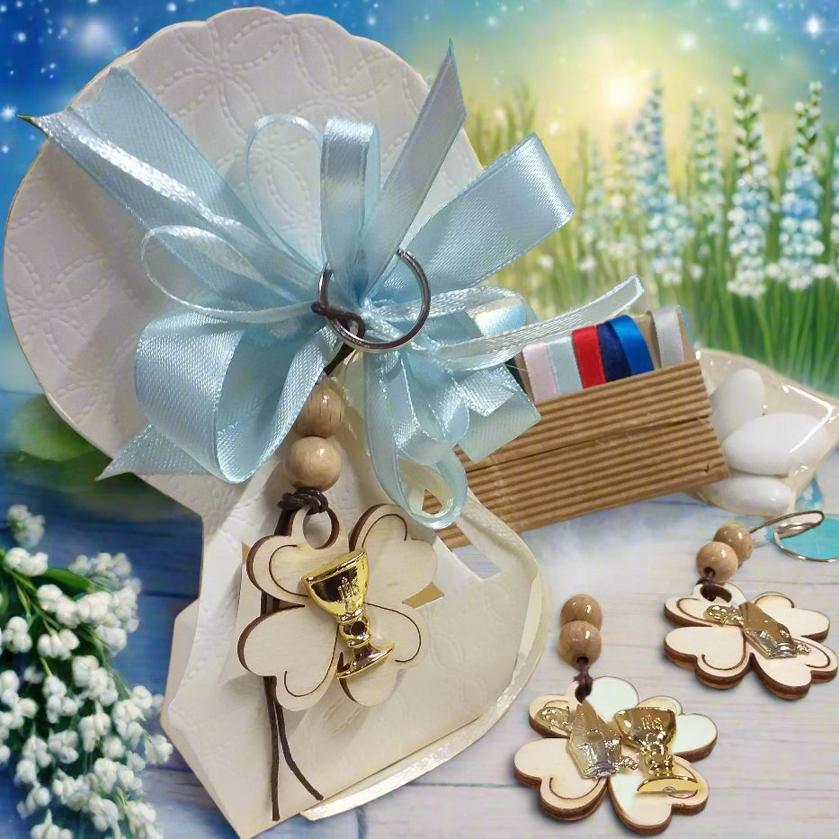 variante maschietto bambino azzurro celeste scatolina portaconfetti bomboniera mongolfiera bianca confezionata confetti bigliettino portachiavi legno portafortuna quadrifoglio simboli Prima Comunione Santa Cresima entrambi Calice Mitria colori  nastrini