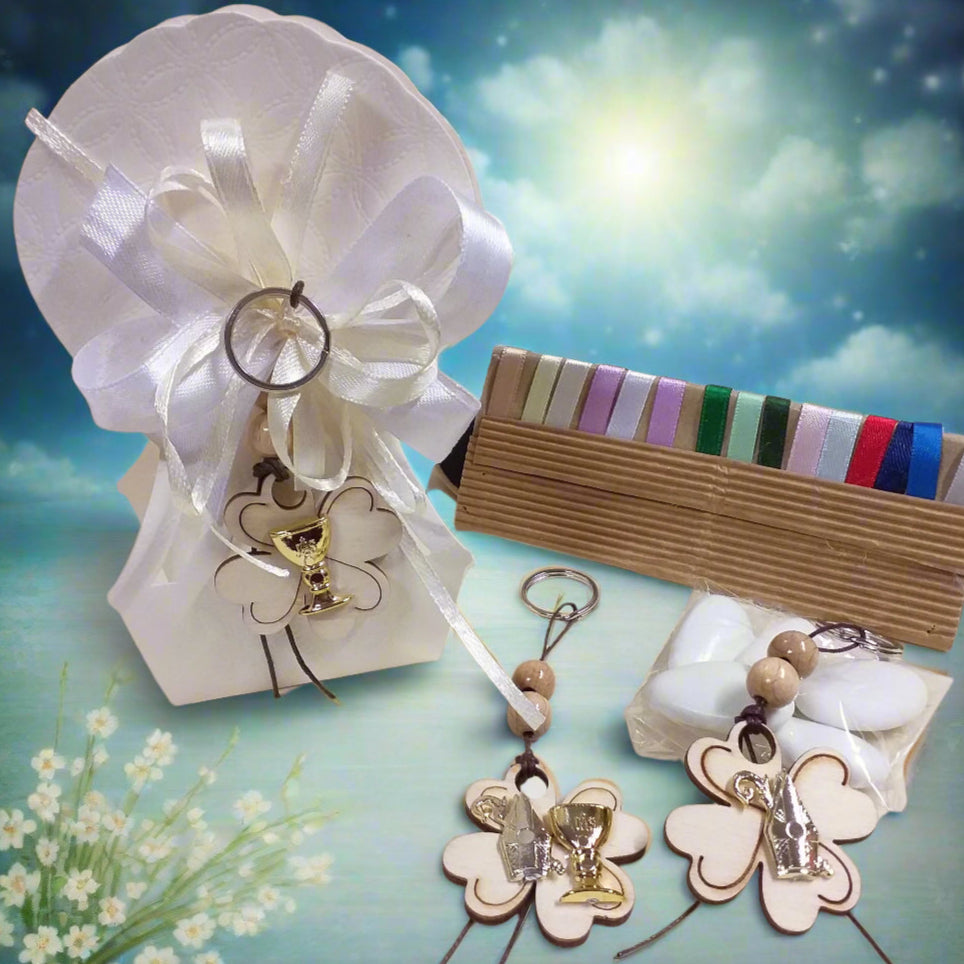 coccarda panna e bianca scatolina portaconfetti bomboniera mongolfiera bianca confezionata confetti bigliettino portachiavi legno portafortuna quadrifoglio simboli Prima Comunione Santa Cresima entrambi Calice Mitria colori  nastrini