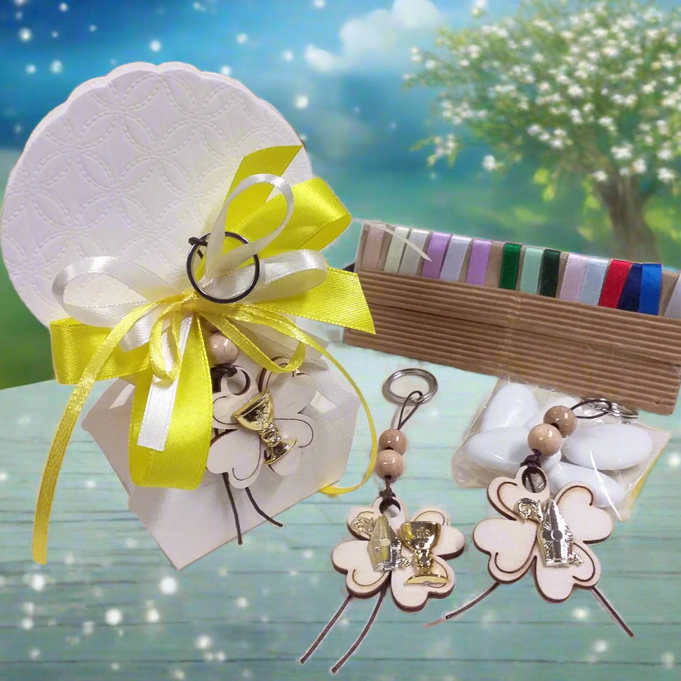 nastrino giallo panna crema e scatolina portaconfetti bomboniera mongolfiera bianca confezionata confetti bigliettino portachiavi legno portafortuna quadrifoglio simboli Prima Comunione Santa Cresima entrambi Calice Mitria colori  nastrini