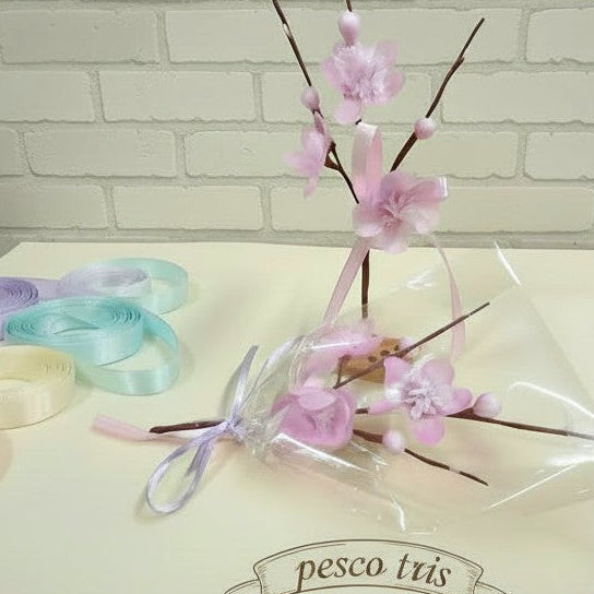 rosa pastello confezione lilla bustina fioristi mazzolino bouquet piccolo miniatura fiori di pesco finto artificiale di stoffa pistilli foglie uso segnaposto ristorante chiudipacco regalo decorazioni pasquale