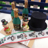 vetrina decorazioni capodanno materiali creativi segnaposto ultimo dell'anno San Silvestro nastro simboli portafortuna cappello cilindro nero bottigliette miniature plastica maialini funghetti quadrifoglio