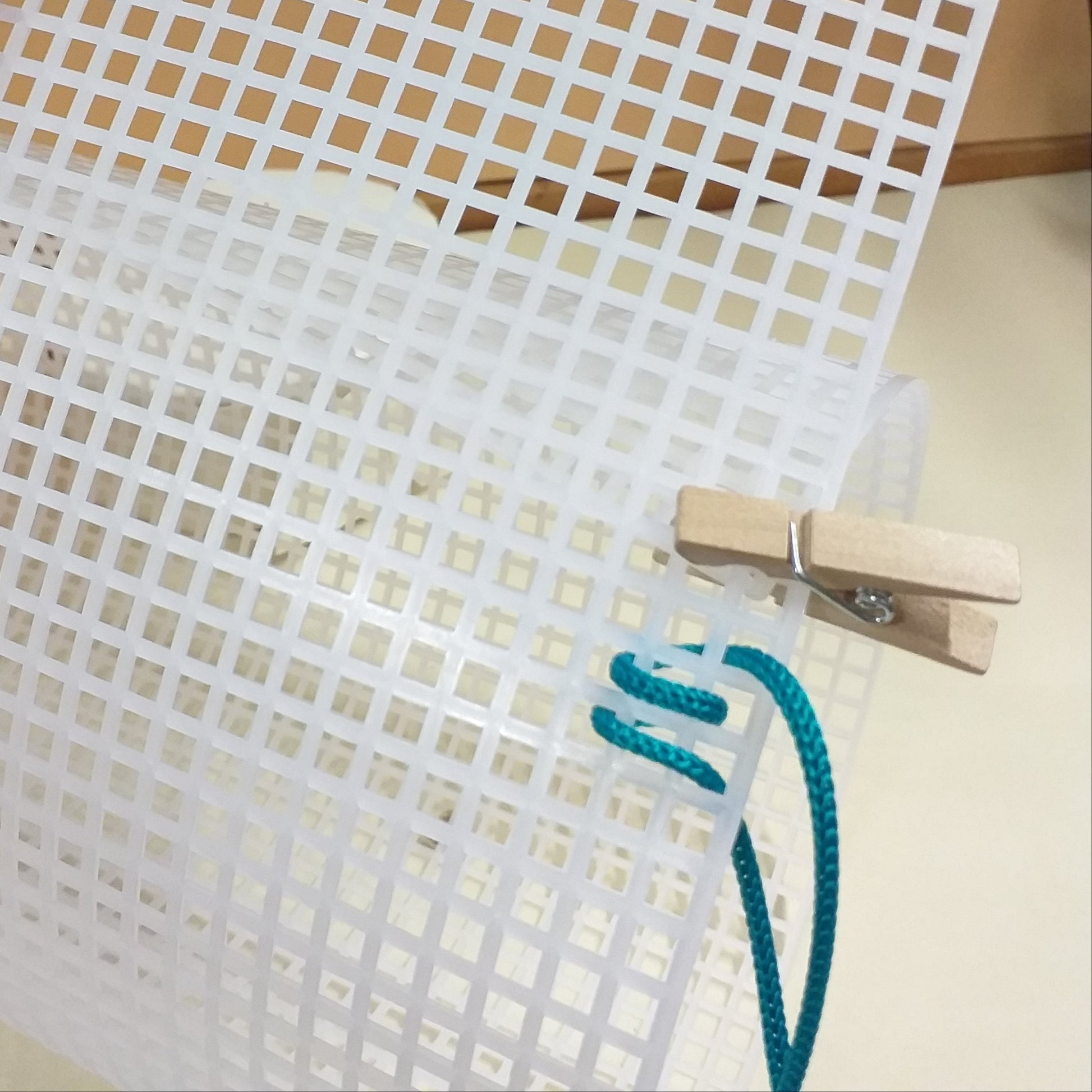 esempio cordino thai nel quadratino del canovaccio foglio 42 x 60 cm rete 4 mm plastica canvas bianca indurente per borse uncinetto o mezzo punto croce come pochette borsellini shopper telaio per lavori di tessitura