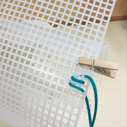 esempio cordino thai nel quadratino del canovaccio foglio 42 x 60 cm rete 4 mm plastica canvas bianca indurente per borse uncinetto o mezzo punto croce come pochette borsellini shopper telaio per lavori di tessitura
