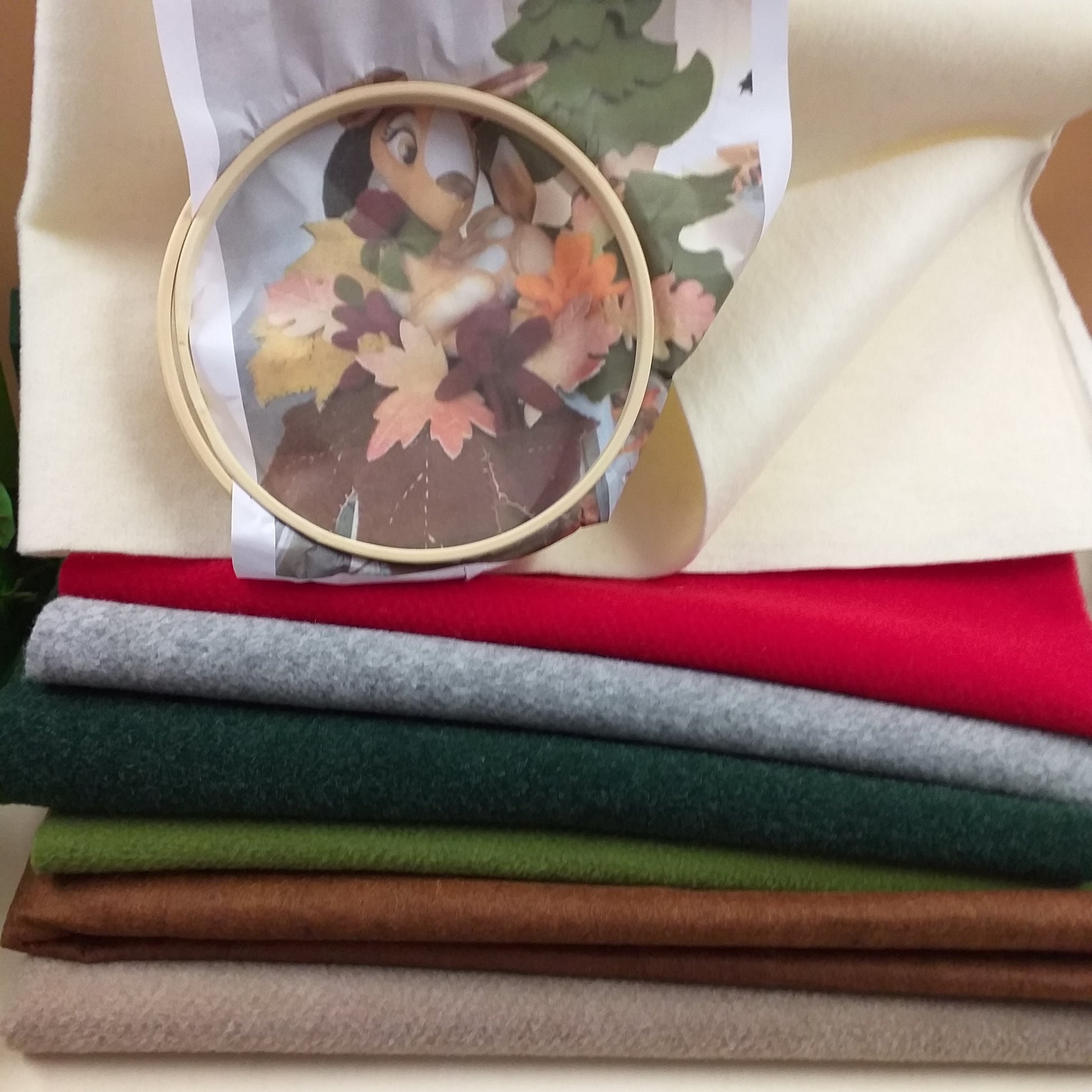 vetrina natalizia panna beige rosso grigio marrone verde colori Natale feltro modellabile Renkalik ecofelt riciclato stoffa tessuto termoformabile per tecnica stampi fiori centrotavola composizioni floreali centrotavola e fuoriporta albero foglie autunno