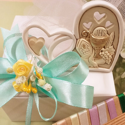 tiffani-pastello fiori fruttini confezionamento icona cuore comunione cresima insieme bomboniera sacra religiosa ricordino simboli mitria calice