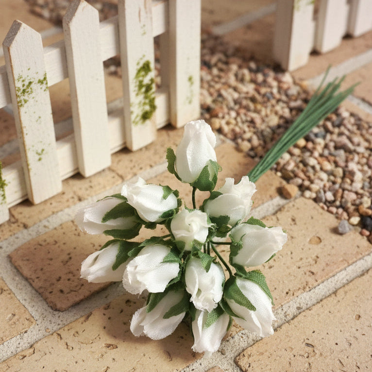 roselline di carta bianco 53 applicazioni addobbi Natale packaging fiori bomboniere fai da te rose boccioli con stelo gambo di ferro per composizioni floreali pasquali uso hobbistica confezioni chiudi pacco regali natalizi acconciature
