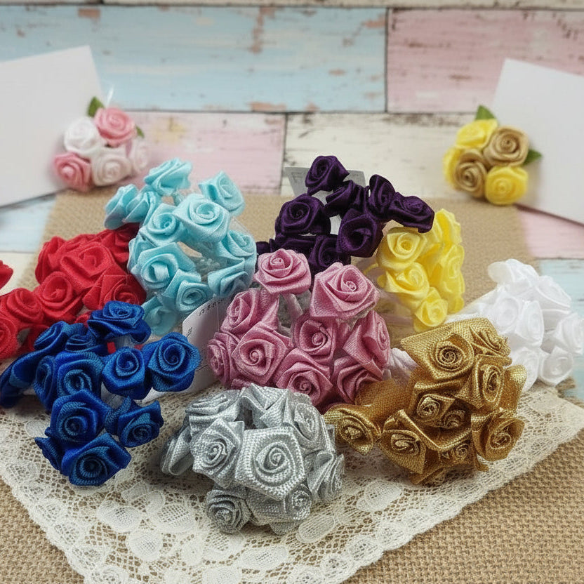 azzurro rosa antico viola giallo bianco oro argento rosso blu applicazioni fiori bomboniere fai da te rose e roselline boccioli di tessuto raso satin con stelo gambo di ferro per composizioni floreali pasquali natalizie uso creare fermacapelli fasce acconciature chiudipacco regalo segnaposto