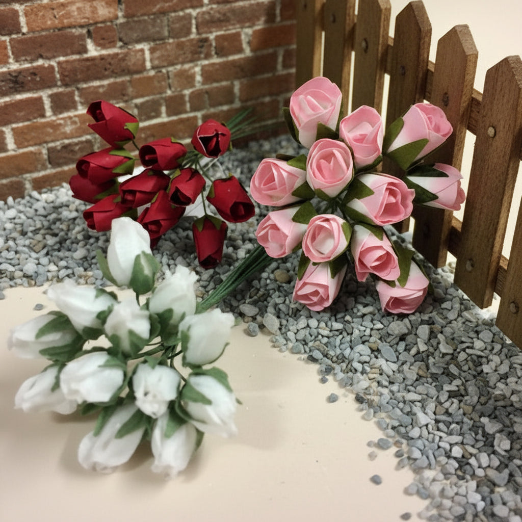 roselline rosse bianche rosa di carta applicazioni addobbi Natale packaging fiori bomboniere fai da te rose boccioli con stelo gambo di ferro per composizioni floreali pasquali uso hobbistica confezioni chiudipacco regali natalizi acconciature e segnaposto