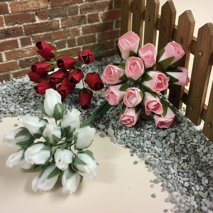 roselline rosse bianche rosa di carta applicazioni addobbi Natale packaging fiori bomboniere fai da te rose boccioli con stelo gambo di ferro per composizioni floreali pasquali uso hobbistica confezioni chiudipacco regali natalizi acconciature e segnaposto