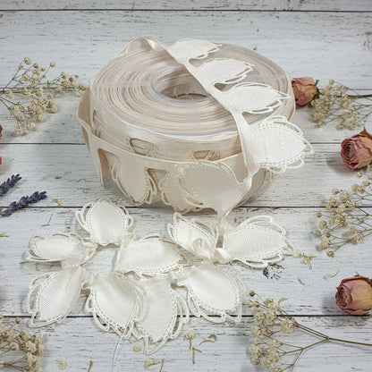 rotolo colore avorio nastro portaconfetti tela bouclè e velo petali foglie per costruire e realizzare coccarde con tirante da confezionare con confetti per segnaposto e bomboniere