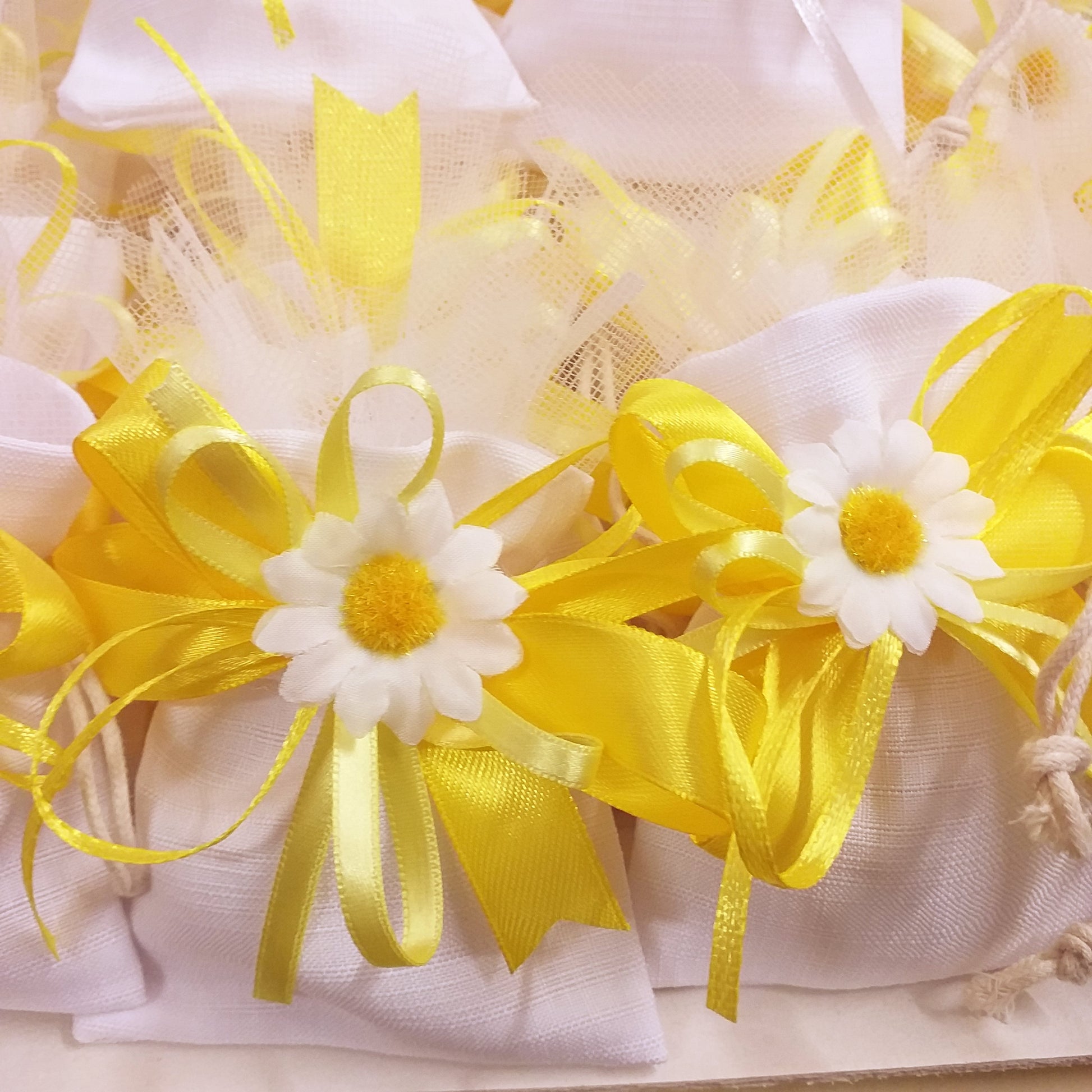 packaging giallo e bianco sacchetto bianco bomboniere margherita fiori decorazioni per fai da te portaconfetti con confetti matrimonio Battesimo Prima Comunione Santa Cresima