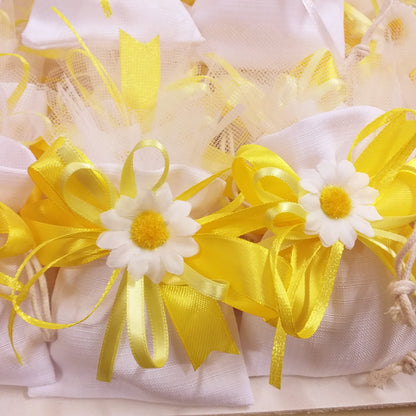 packaging giallo e bianco sacchetto bianco bomboniere margherita fiori decorazioni per fai da te portaconfetti con confetti matrimonio Battesimo Prima Comunione Santa Cresima