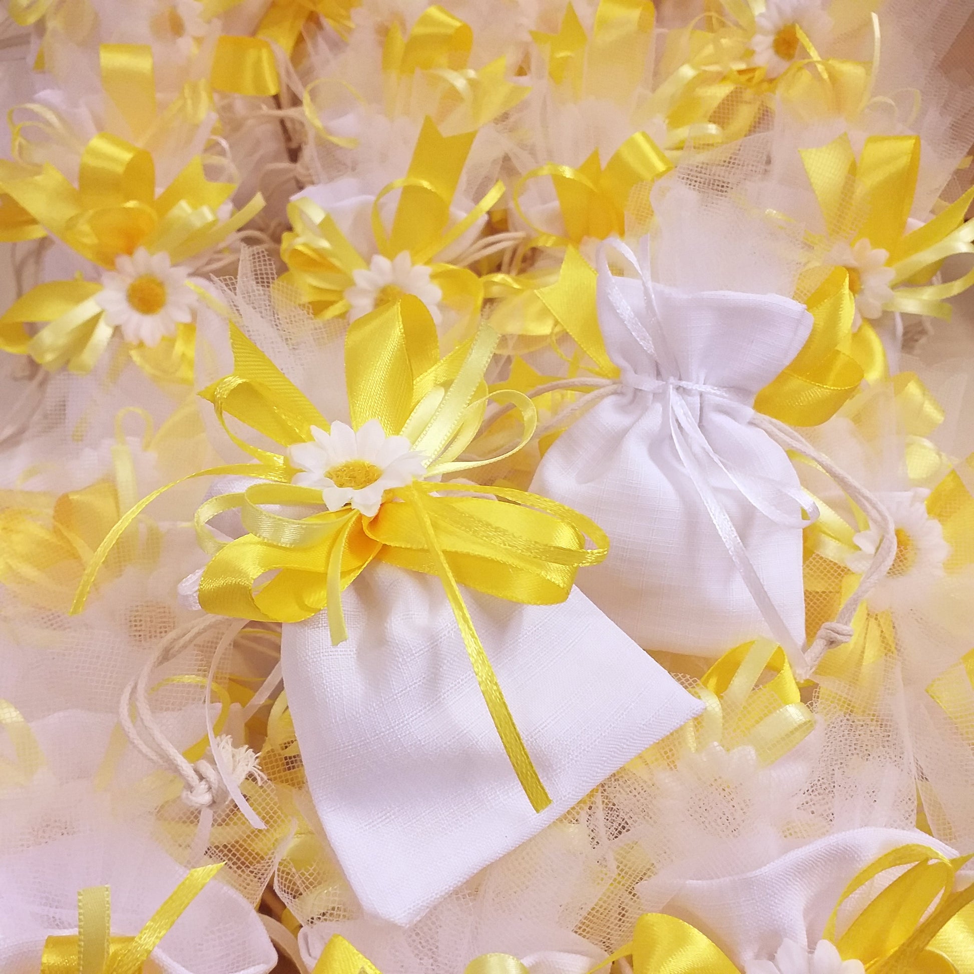 sacchettini bianchi bomboniere margherita fiori decorazioni per fai da te portaconfetti con confetti matrimonio Battesimo Prima Comunione Santa Cresima