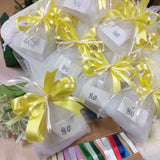 colore bianco e giallo bomboniere bustine organza sacchetti portaconfetti confezionati 5 confetti bigliettino 80° compleanno colorati