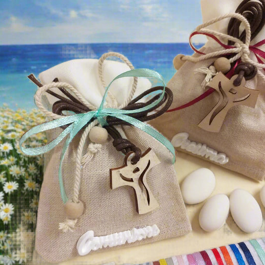 shop bomboniere portaconfetti sacchetti juta-cotone con applicazione gessetto scritta Comunione Cresima confezionato confetti bigliettino simboli  collana corda marrone Croce Tau legno francescana perle e colori nastri