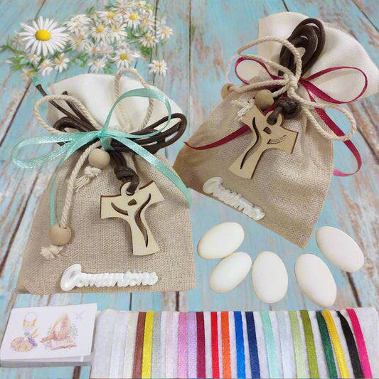 colori  nastrini e shop bomboniere portaconfetti sacchetti juta-cotone con applicazione gessetto scritta Comunione Cresima confezionato confetti bigliettino simboli  collana corda marrone Croce Tau legno francescana perle
