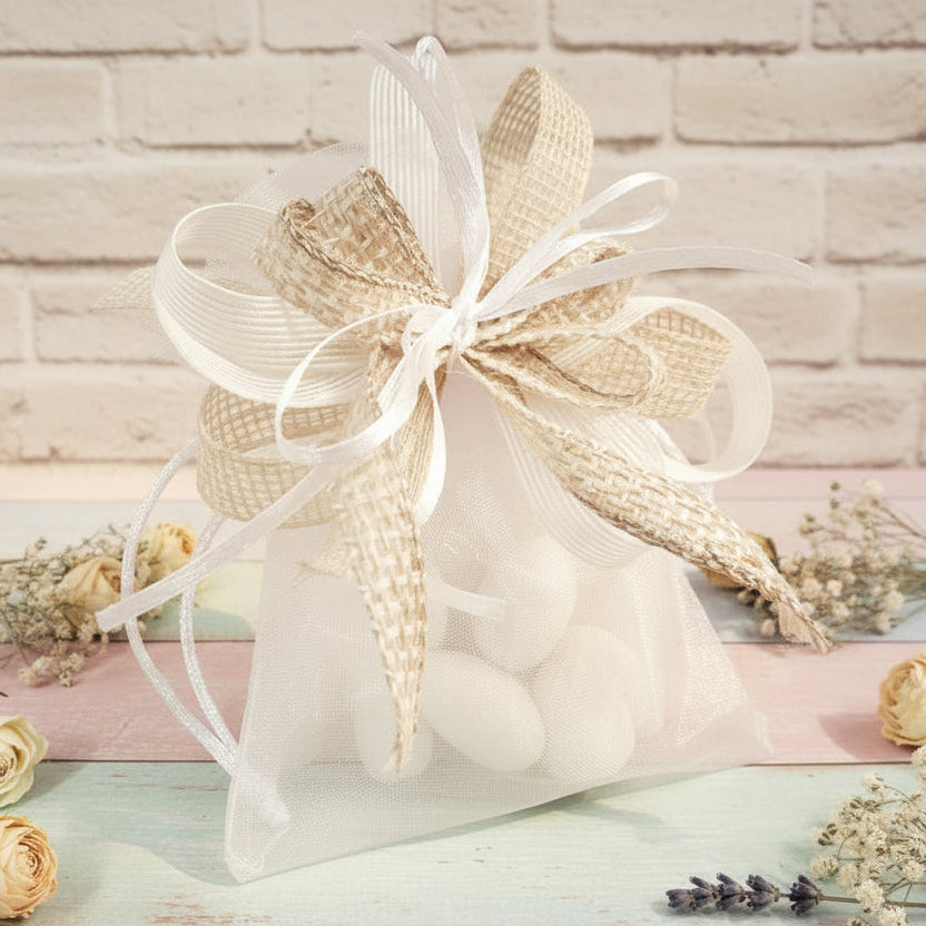 sacchetto organza con grande fiocco coccarda rustica green shabby juta garza lino confezionato confetti matrimonio Prima Comunione Santa Cresima ambiente country fiori secchi grezzo naturale