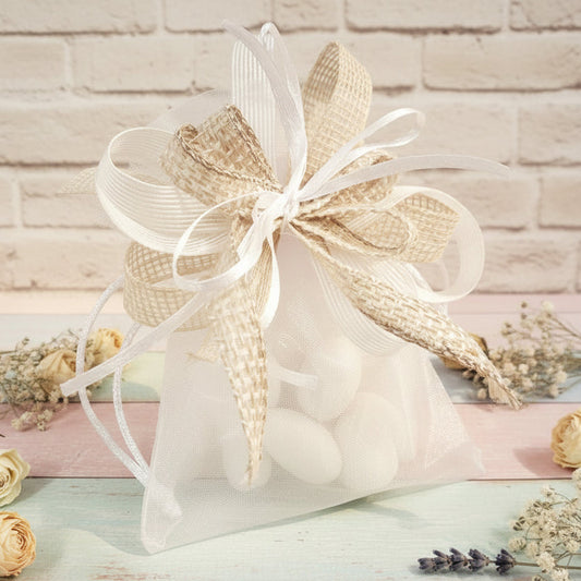 sacchetto organza con grande fiocco coccarda rustica green shabby juta garza lino confezionato confetti matrimonio Prima Comunione Santa Cresima ambiente country fiori secchi grezzo naturale