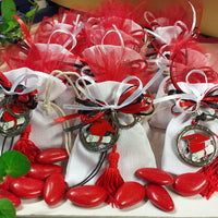 confettata di sacchetto bianco confezionato confetti tulle tris colori nastrini bianco rosso nero portachiavi tocco cappello laurea ciondolo smaltato pergamena nappina bomboniera
