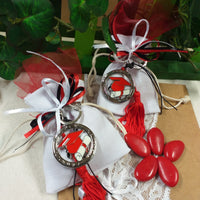 confetti rossi italiani sacchetti bianchi confezionati tris colori nastrini bianco rosso nero portachiavi tocco cappello laurea ciondolo smaltato pergamena nappina bomboniera