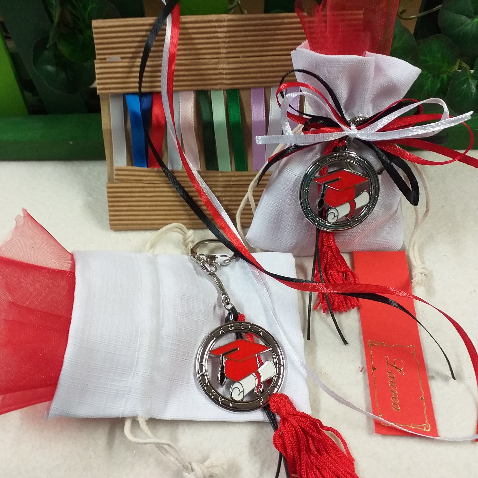 12 pz ciondolo zama laureato tocco cappello rosso laurea con nappina bomboniera 12 pz ciondolo zama laureato tocco cappello rosso laurea con nappina bomboniera