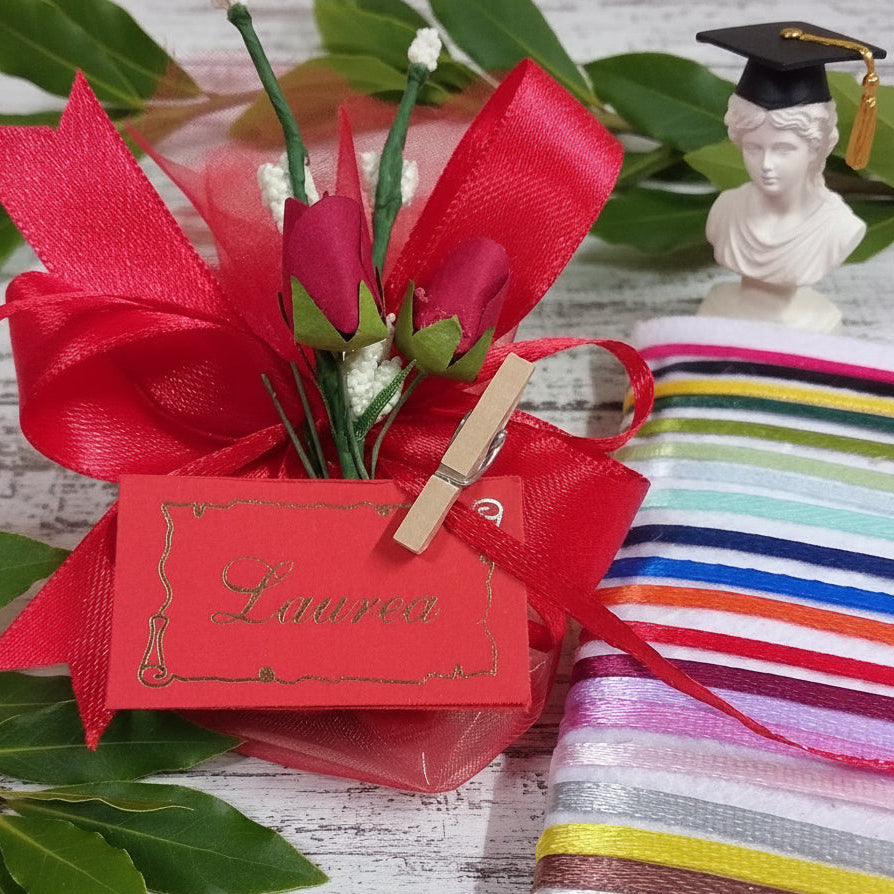 fiorellini rossi fiori bianchi roselline bigliettino offerta sacchetti laurea economici originali fai da te kit e confezionati confetti scelta colori nastrini