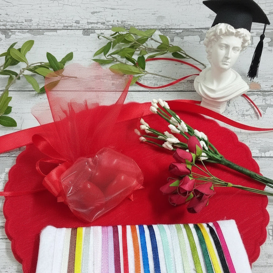 dettagli di fiorellini rossi fiori bianchi roselline bigliettino offerta sacchetti laurea economici originali fai da te kit e confezionati confetti