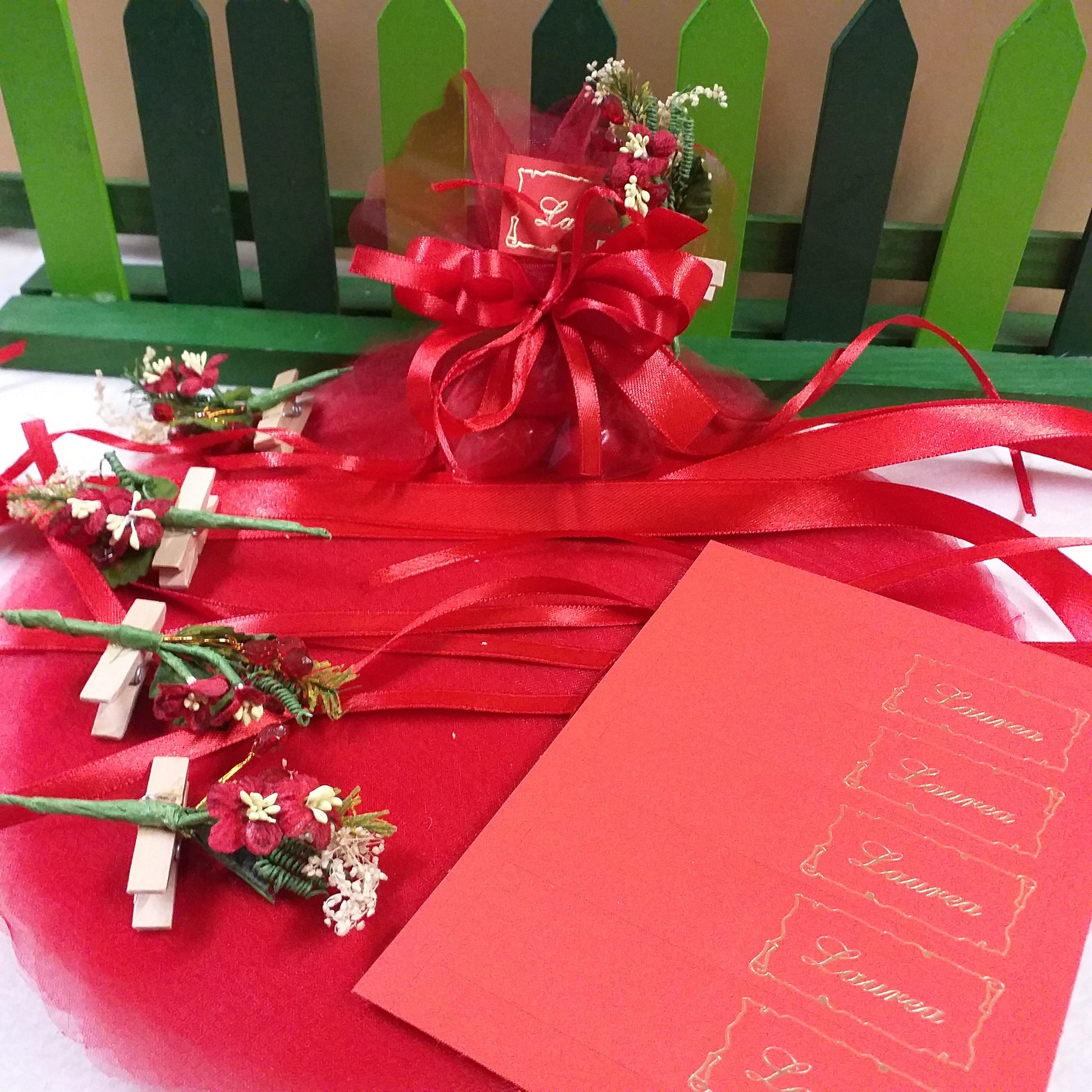materiale occorrente per bomboniere perline fiorellini rossi fiori secchi mollettina bigliettino sacchetto laurea economico originale da confezionare confetti per segnaposto confettata