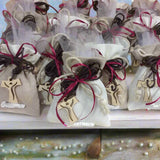 confettata con bomboniere portaconfetti sacchetti juta-cotone applicazione gessetto scritta Cresima confezionato confetti bigliettino simboli  collana corda marrone Croce Tau legno francescana perle