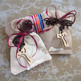 scelta colori packaging bomboniere portaconfetti sacchetti juta-cotone con applicazione gessetto scritta Cresima confezionato confetti bigliettino simboli  collana corda marrone Croce Tau legno francescana perle