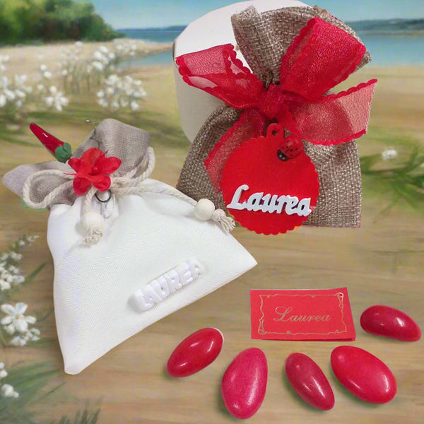 Bomboniere sacchettini juta bianca rustica grezza particolare originale per laurea fai da te e confezionato ciondolo legnetto applicazione tag legno scritta coccinella nastro coccarda confetti bigliettino o gessetto fiore peperoncino