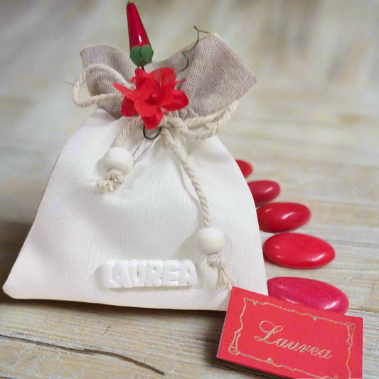 portaconfetti bomboniere sacchetto juta bianca e beige particolare originale per laurea fai da te e confezionato applicazione  peperoncino fiore rosso confetti bigliettino