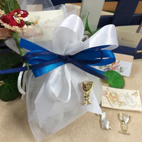 sacchetto bianco tulle organza Prima comunione Santa Cresima Santo Giorno nastro blu bianco simboli Calice mitria Colomba confezionato confetti bigliettino tulle fiorellini mollettina clip legno