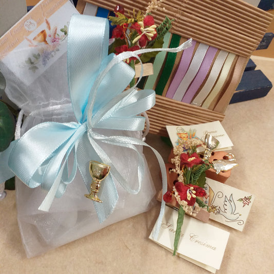 colori confezionamento bianco azzurro celeste maschietto bambino nastrini sacchetto Prima comunione Santa Cresima Santo Giorno simboli Calice mitria Colomba confezionato confetti bigliettino tulle fiorellini mollettina clip legno