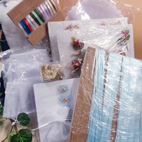 kit fai da te packaging confettata colori confezionamento nastrini sacchetto Prima comunione Santa Cresima Santo Giorno bianco con simboli Calice mitria Colomba confezionato confetti bigliettino tulle fiorellini mollettina clip legno