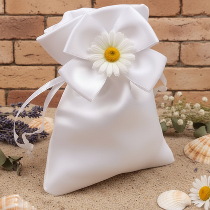 idea per fai da te sacchetto bianco comunione confezionare confetti nastro raso e margherita finta di stoffa, sacchettino di tessuto raso lucido