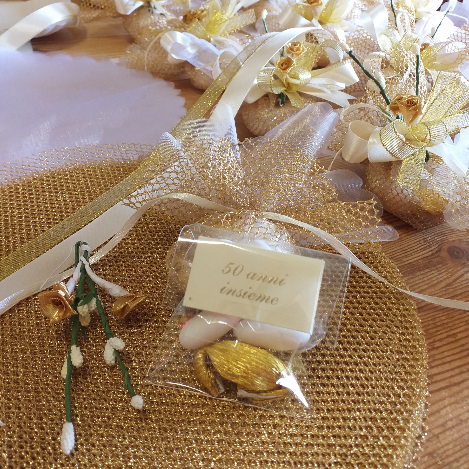 kit fai da te tulle rete nastrino fiorellini roselline confetti mandorla bigliettino per confezionare sacchetti bomboniere anniversario matrimonio cinquantesimo nozze oro 50 anni