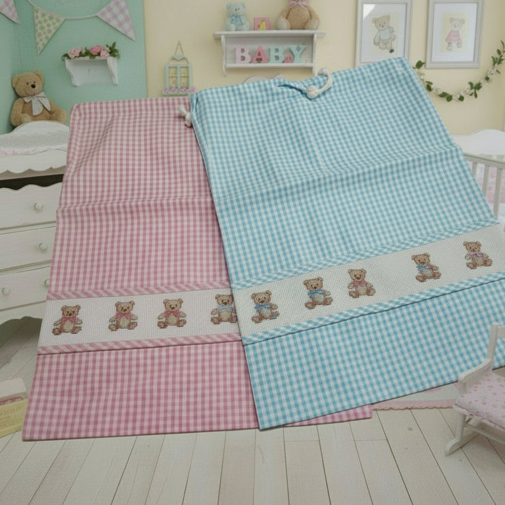 rosa femminuccia bimba azzurro celeste maschietto bimbo sacchetto di stoffa tessuto con tela aida da ricamare a punto croce, idea ricamo orsetti baby per sacca da asilo