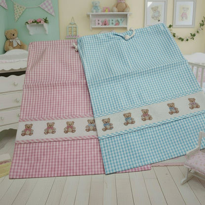 rosa femminuccia bimba azzurro celeste maschietto bimbo sacchetto di stoffa tessuto con tela aida da ricamare a punto croce, idea ricamo orsetti baby per sacca da asilo