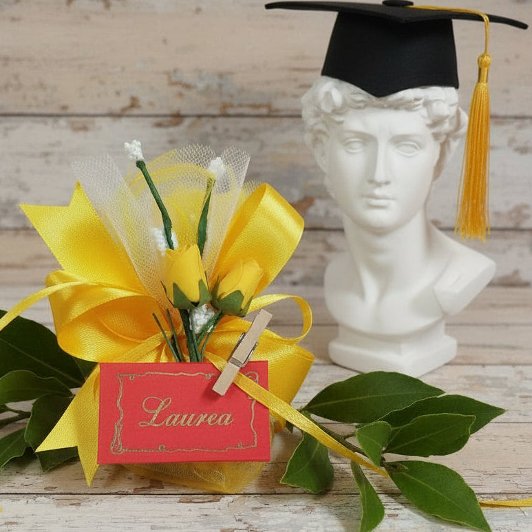 fai da te o confezionato sacchetto laurea economia e commercio bomboniera confetti mazzolino di roselline e nebbiolina bigliettino rosso con molletta legno, vetrina tocco cappello velluto e nappina