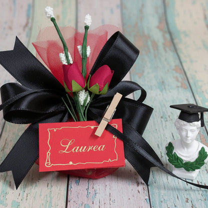 fai da te o confezionato sacchetto laurea rosso nero bomboniera confetti mazzolino di roselline e nebbiolina bigliettino rosso con molletta legno, vetrina tocco cappello velluto e nappina