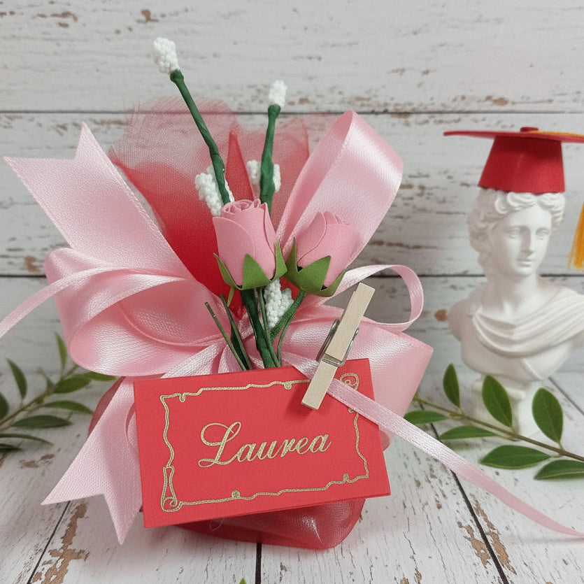 fai da te o confezionato sacchetto laurea rosso rosa scienze educazione e pedagogia bomboniera confetti mazzolino di roselline e nebbiolina bigliettino rosso con molletta legno, vetrina tocco cappello velluto e nappina