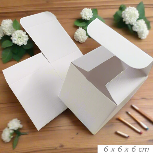 6 x 6 x 6 cm di lato scatole bomboniere fai da te economiche cartone bianco matrimonio quadrate pieghevoli uso confezionare oggetti regali packaging confezionamento