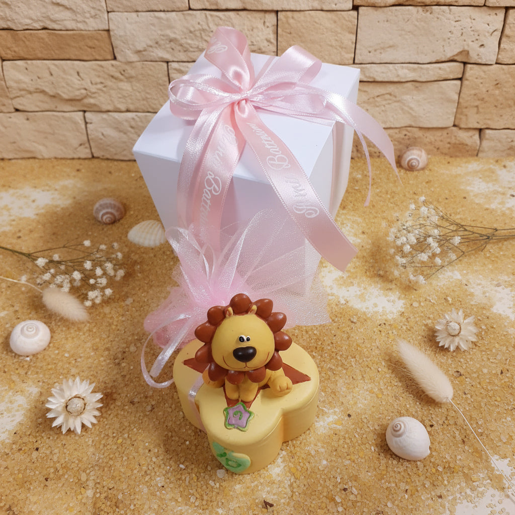 dall'alto portaconfetti leoncino scatolina da confezionare con sacchetto tulle confetti scatola nastro coccarda rosa bimba femminuccia bomboniera nascita battesimo baby bebè babyshower
