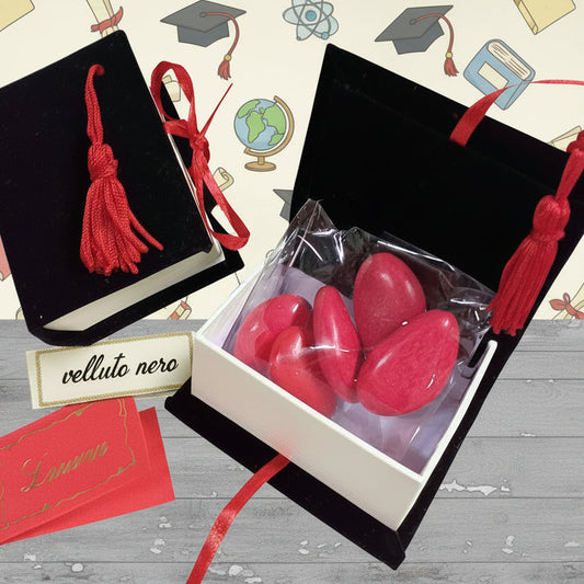 colore nero scatolina portaconfetti laurea bomboniere velluto nappina rossa forma libro rivestito per packaging confezionamento confetti bigliettino scritta dorata