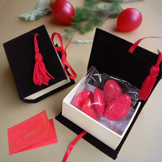 colore nero scatolina portaconfetti laurea bomboniere velluto nappina rossa forma libro rivestito per packaging confezionamento confetti bigliettino scritta dorata